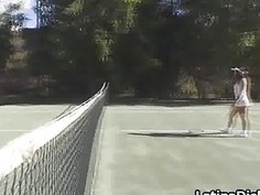 GF deepthroats cock at the tennis court during break